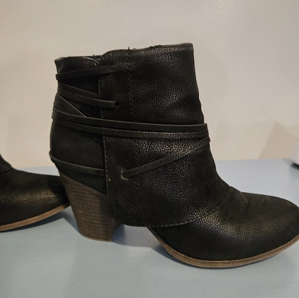 Fergalicious 7.5 black bootie boots - Picture 3 of 4